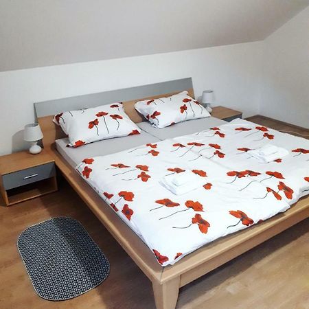Apartman Lena Tusilovic ภายนอก รูปภาพ