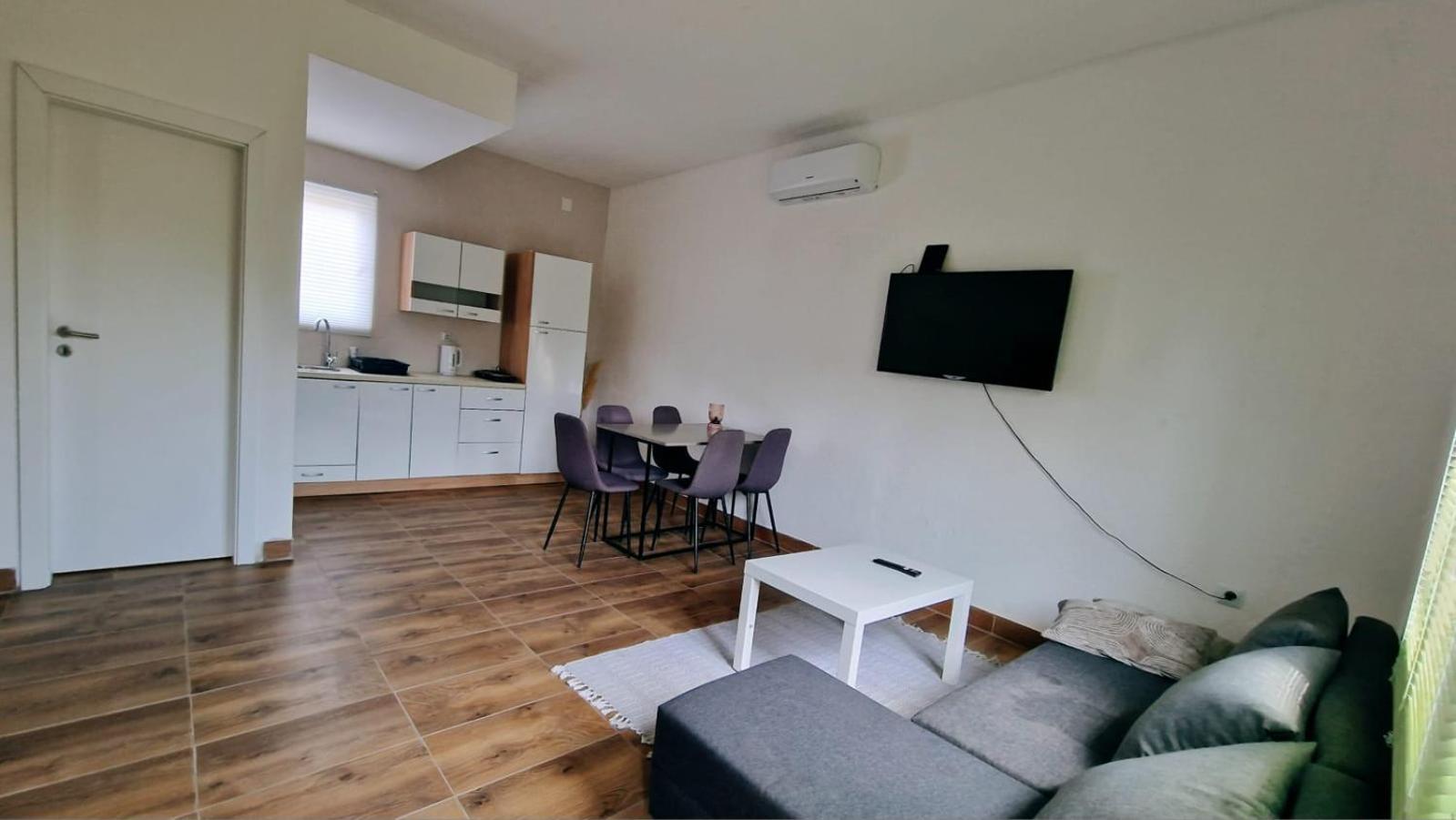 Apartman Lena Tusilovic ภายนอก รูปภาพ