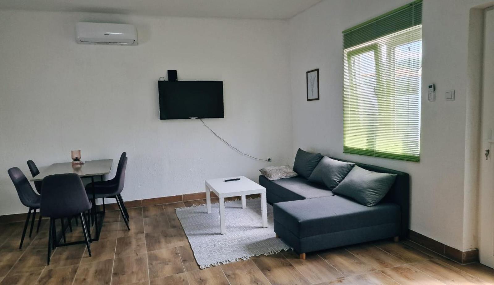 Apartman Lena Tusilovic ภายนอก รูปภาพ