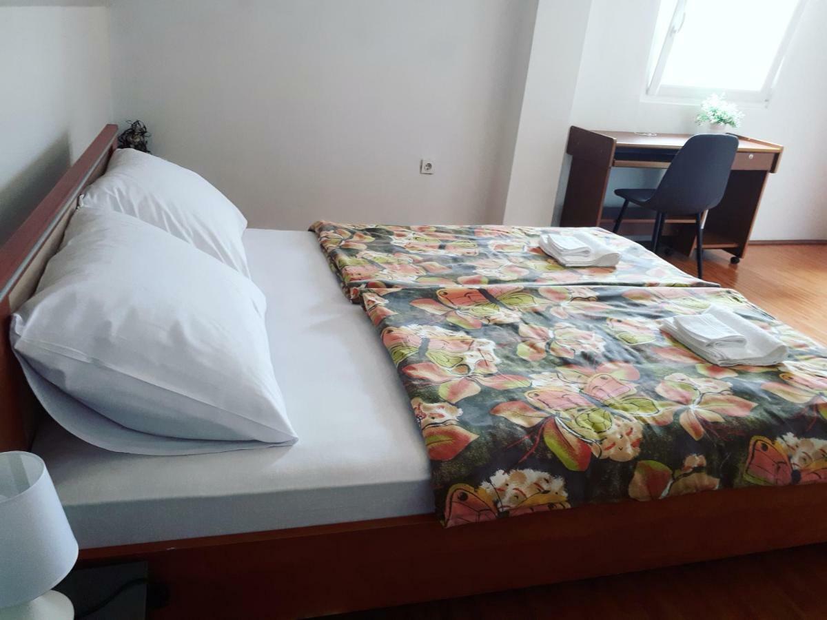Apartman Lena Tusilovic ภายนอก รูปภาพ