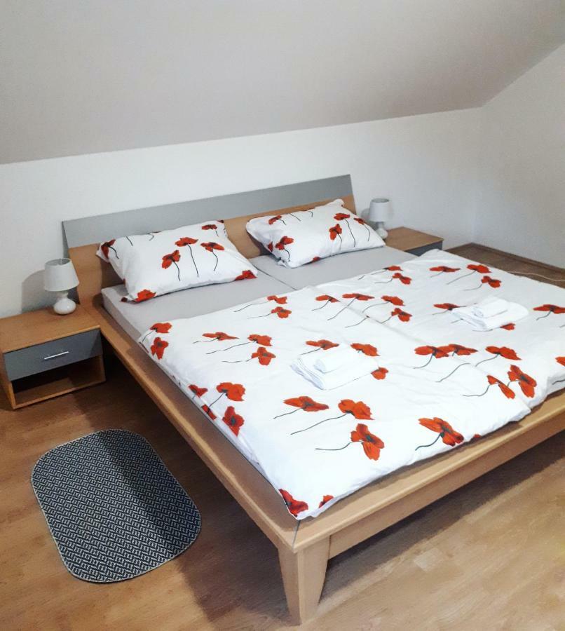 Apartman Lena Tusilovic ภายนอก รูปภาพ