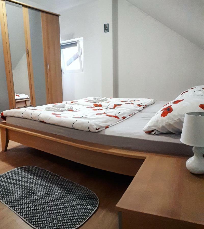 Apartman Lena Tusilovic ภายนอก รูปภาพ